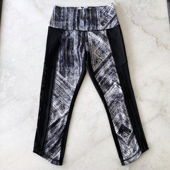 Like new! Lululemon Hot to Street Crop black & white leggings / tights / capris - Picture 4 of 10